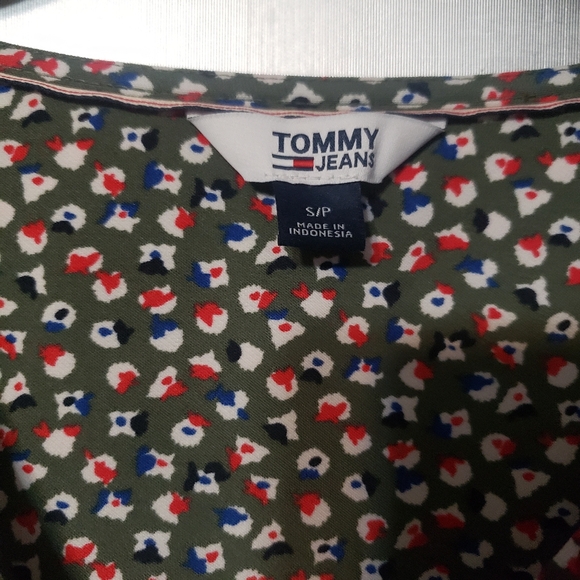 WOMANS TOMMY JEANS SHORT SLEEVE BLOUSE. OLIVE GREEN BACKGROUND W/R,W&B. SZ. S/P - Picture 4 of 5